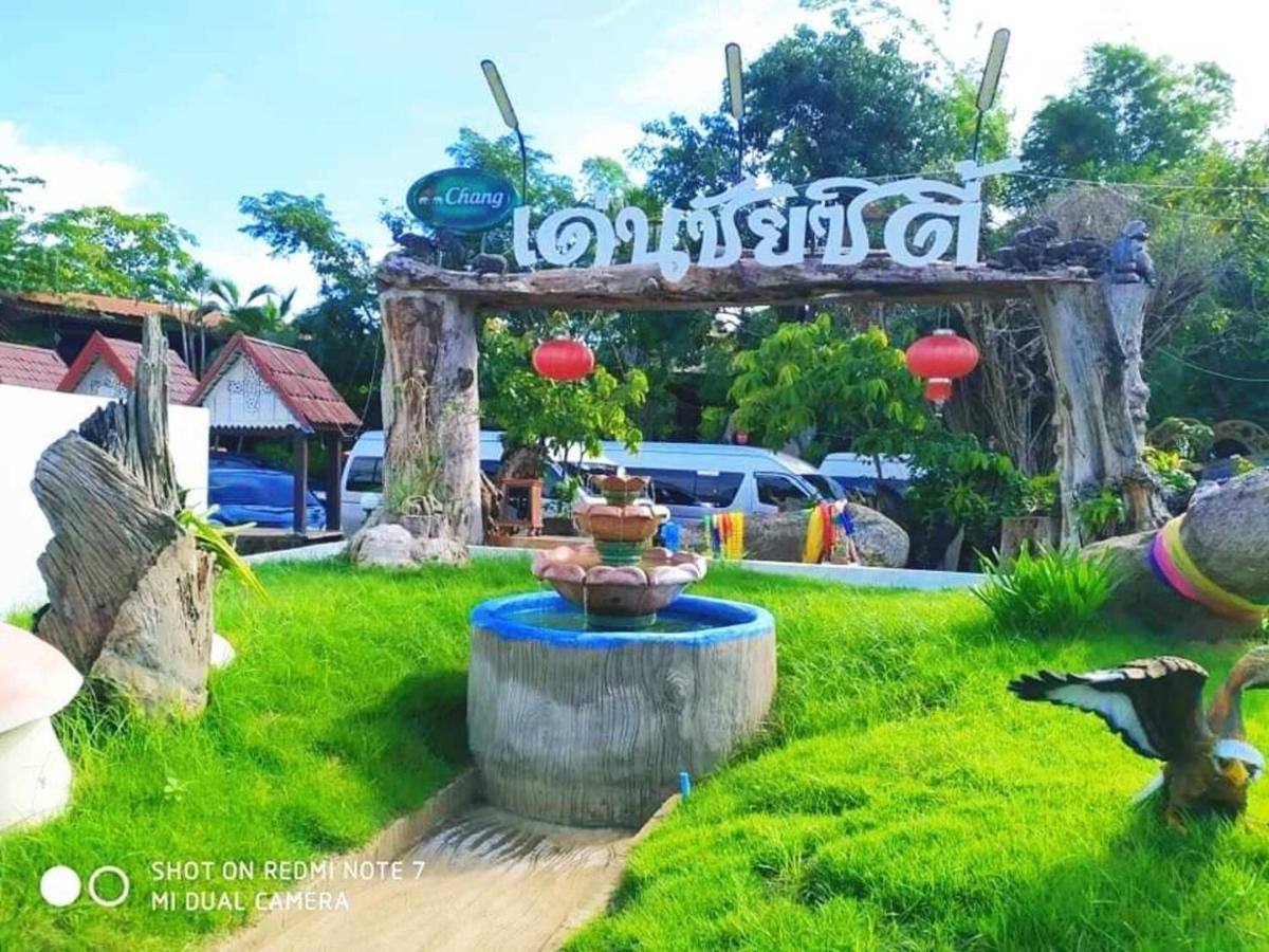 Denchai City Resort เด่นชัยซิตี้ รีสอร์ท Phrae Exterior photo
